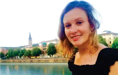  ??  ?? Sorriso Rebecca Dykes, 30 anni: era arrivata undici mesi fa a Beirut per lavorare all’ambasciata britannica. Il suo corpo è stato ritrovato sabato mattina a lato di una strada