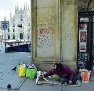  ?? (foto Piaggesi) ?? Solitudine Un senzatetto in piazza Duomo