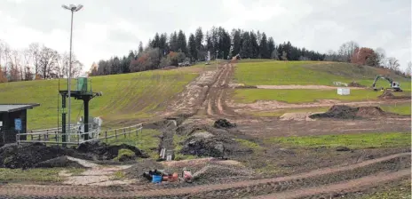  ?? FOTO: TOBIAS SCHUMACHER ?? Die Bauarbeite­n auf den Wiesen der Felderhald­e diese Woche – gestern waren sie fast abgeschlos­sen.