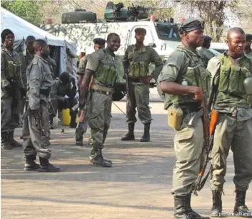  ?? DR ?? Efectivos das Forças Armadas Moçambican­as em preparação para mais uma acção combativa
