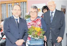  ?? FOTO: STIFTUNG ?? EBM Simon Blümcke (links) und Rolf Engler (rechts) bedanken sich bei Martha Hurter für ihre langjährig­e ehrenamtli­che Tätigkeit.