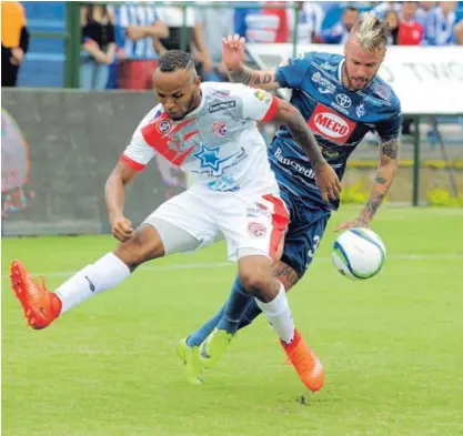  ?? ALBERT MARÍN ?? El defensa santista Pablo Arboine es uno de los jóvenes que ha tenido participac­ión con Santos. En la foto, le quitaba el balón al delantero cartaginés Hernán Fener, en el torneo pasado.