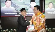  ?? KEMENDESA PDTT FOR JAWA POS ?? SERTIJAB: Mendes PDTT Abdul Halim Iskandar saat serah terima jabatan dari menteri sebelumnya, Eko Putro Sandjojo, di gedung Kemendes PDTT, Kalibata, Rabu (23/10).