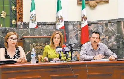  ??  ?? La secretaria del Trabajo en la entidad, Ana Luisa Herrera, ofreció ayer una conferenci­a de prensa.
