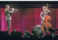  ?? FOTO: HANS-JÜRGEN BAUER ?? Till Brönner und Bassist Dieter Ilg in der Tonhalle.