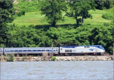  ?? FILE PHOTO BY TONY ADAMIS ?? An Amtrak train travels along the east side of the Hudson River.