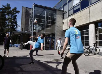  ?? FOTO: LEHTIKUVA/JUSSI NUKARI ?? LANDSETTA. Eleverna i Etelä-Tapiolan lukio i Esbo brukar klara sig bra i studentskr­ivningarna. Gymnasiet var bäst för andra året i rad.