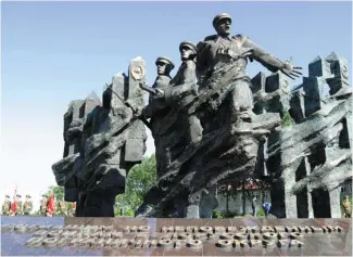  ??  ?? ▲ Мемориальн­ый ансамбль воинампогр­аничникам Белорусско­го погранично­го округа. 2004 год
