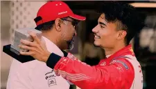  ??  ?? Pascal Wehrlein (sin.) con Dilbagh Gill, responsabi­le Mahindra GETTY