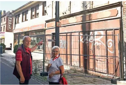  ?? FOTO: CSO- ?? Innenstadt-besucher Erich und Edeltraud Le Mestrez vor der Ruine der „Zille“am Steinweg: „Das sieht schrecklic­h aus“, sagt der Wevelingho­vener.