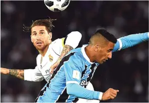  ?? MARTIN DOKOUPIL/EPA ?? LEBIH KOMPETITIF: Sergio Ramos (kiri) berduel dengan bomber Gremio Lucas Barrios di final Piala Dunia Antarklub.