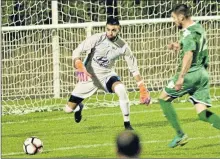  ??  ?? Dans les buts auscitains, le gardien Damien Graves rassure sa défense