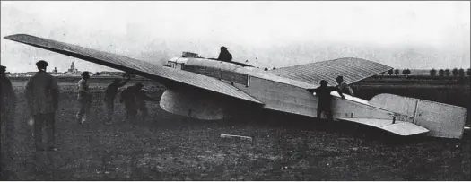  ?? DR ?? Trop ambitieuse, l’Antoinette type Latham de 1911, trop alourdie par son trop gros vrai fuselage, fut un cuisant échec et la fin de la fabrique d’aéroplanes Antoinette.