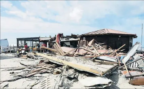  ?? PAULO CUNHA / EFE ?? Un restaurant destruït pel vent a Praia da Vieira, on es van registrar ràfegues de fins a 176 km/h