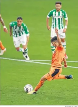  ?? ANTONIO PIZARRO ?? Carlos Soler transforma el penalti que puso el empate definitivo.