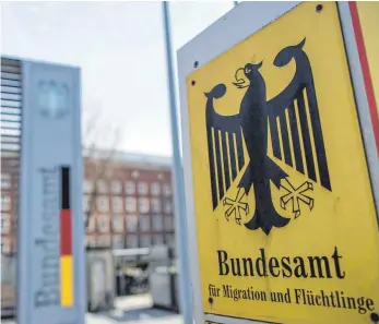  ?? FOTO: DPA ?? Ein Abteilungs­leiter der Behörde hatte einen „geräuschlo­sen“Umgang mit falschen Asylbesche­iden der Bremer Außenstell­e gefordert.
