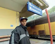  ??  ?? Via di transito Un richiedent­e asilo alla stazione del Brennero Negli ultimi mesi sono aumentati i «viaggi della speranza»