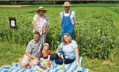  ?? Archivfoto: Emil Neuhäusler ?? Wer sich als Pate am Projekt von Franz Bissinger (links unten) beteiligt, kann wie seine Familie hier auf dem Bild bald neben der Blumenwies­e picknicken. Das Foto entstand 2019 auf einem Feld bei Ellzee.