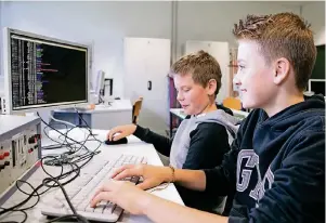  ?? FOTO: A. TINTER ?? Lernen den Mini-Computer genauer kennen: Julian Buetzel und Sebastian Hoier aus Kaarst.