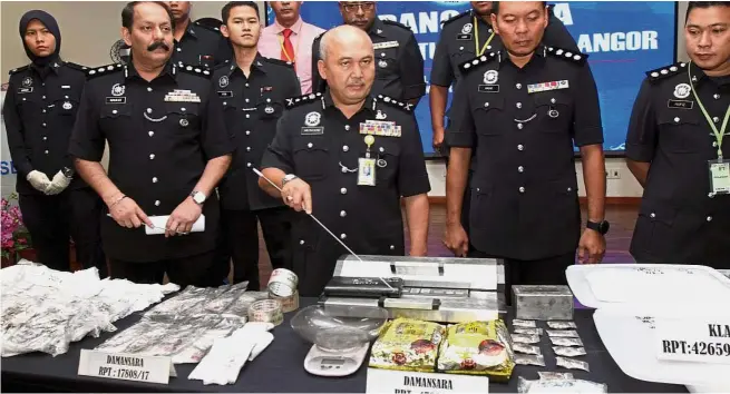  ?? — SAM THAM/ The Star ?? Busted: Selangor deputy police chief DCP Datuk Ab Rashi Ab Wahab showing the drugs that were seized. With him are South Klang OCPD ACP Shamsul Amar Ramli (second from right) and Selangor NCID chief ACP Amarjit Singh (second from left).