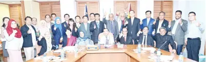  ??  ?? TIMBALAN Pengurus Besar PUSAKA Hashim Bojet (duduk, tengah) bersama Mohd Iqbal (duduk, tiga kanan), delegasi BTMA dan pegawai-pegawai PUSAKA, Jabatan Hutan, STA, dan Jabatan Pertanian.