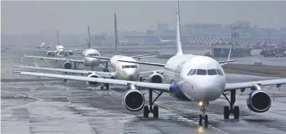  ??  ?? Aircradt lined up ready for the take-off at Kurla airport runway, Mumbai (India). Alignement d’avions prêts au décollage à l’aéroport Kurla de Bombay (Inde).