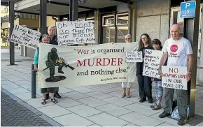  ?? MURRAY WILSON/STUFF ?? Palmerston North Peace Action protesters who want the city council to ban the Defence Forum from the city gathered outside the council chamber yesterday.