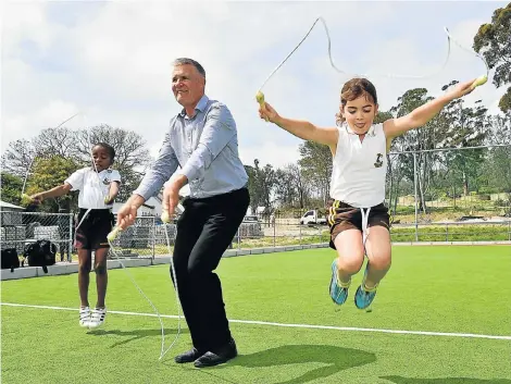  ?? Picture: EUGENE COETZEE ?? DOING THINGS DIFFERENTL­Y: Woodridge Preparator­y College has turned things around on Mondays. Enjoying ‘Turnaround Mondays’ are principal Trevor von Berg with grade 3 pupils Juliet Erasmus and Avakala Booi, both 8