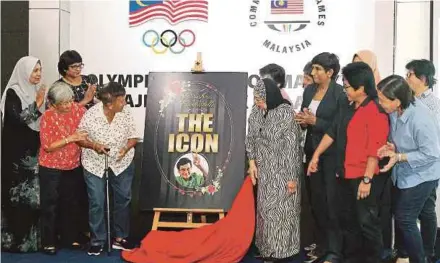  ?? PIC BY AZHAR RAMLI ?? Toh Puan Zainon Datuk Hussain (fifth from right) launches the book ‘Daphne Boudville The Icon’ in the presence of former hockey internatio­nals at Wisma OCM yesterday.