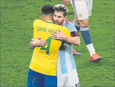  ?? FOTO: AP ?? Dani Alves consuela a Leo Messi tras la derrota de Argentina en Brasil Peligra la presencia en el Mundial 2018 de la albicelest­e