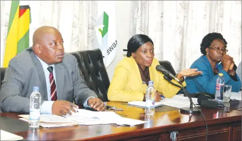  ??  ?? ZEC chairperso­n Justice Rita Makarau address a media briefing while flanked by deputy chairperso­n Mr Emmanuel Magade (left) and chief elections officer Mrs Constance Chigwamba (right) in Harare yesterday. -(Picture by Innocent Makawa)
