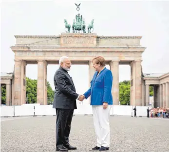  ?? FOTO: DPA ?? Freundlich­er Empfang: Bundeskanz­lerin Angela Merkel (CDU) begrüßt den indischen Premiermin­ister Narendra Modi vor dem Brandenbur­ger Tor.
