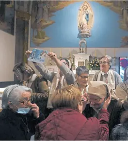  ?? Afp ?? Monjas y fieles celebran en Montevideo la canonizaci­ón de Rubatto