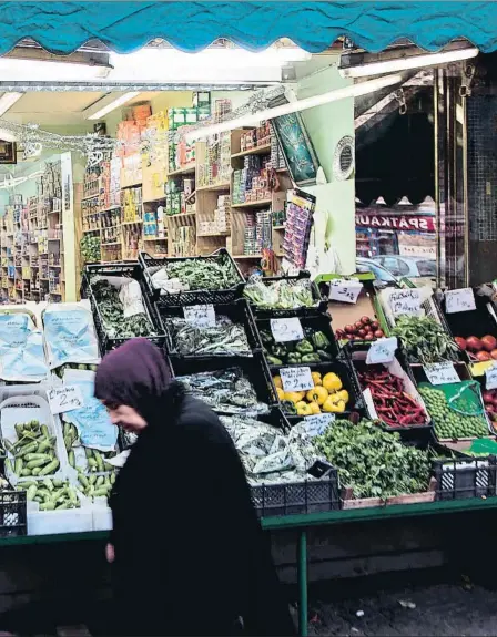  ?? GETTY IMAGES ?? En la Sonnenalle­e Mujeres veladas ante los mostradore­s de verduras de un supermerca­do