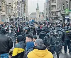  ?? Foto: John Schmit ?? Rund 350 Personen hatten sich an der ungenehmig­ten Demonstrat­ion beteiligt. Die Polizei reagierte mit einem Großaufgeb­ot und setzte den Protestzug in der Avenue de la Liberté fest.