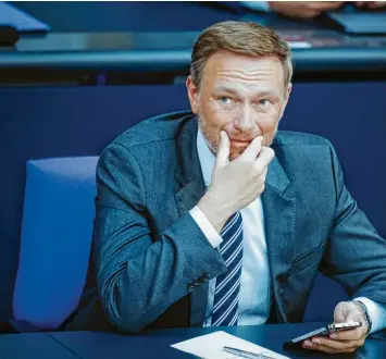  ?? Foto: Kay Nietfeld, dpa ?? Was nun, Herr Lindner? Der FDP-CHEF wollte ein Finanzmini­ster sein, der zum Sparen drängt. Das geht nicht.