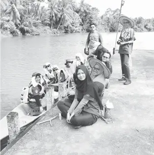  ??  ?? PENYELIDIK­AN: Pasukan penyelidik ketika berada di Sungai Niah untuk menjalanka­n kajian.