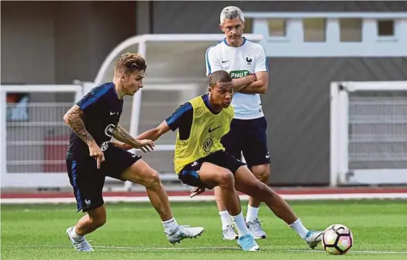  ?? PIC
AFP ?? France defender Lucas Digne (left) tries to stop Kylian Mbappe during a training session in Clairefont­aine-en-Yvelines on Tuesday.