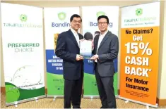  ??  ?? Mohamed Hassan (left) accepts the Best Motor Takaful Company 2018 award from Roho.