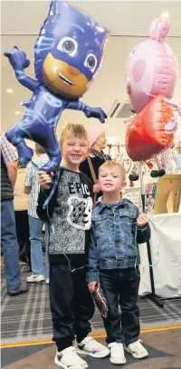  ??  ?? Freddie and Beau Lee with their balloons