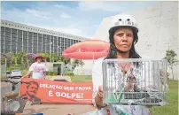  ?? AFP/SERGIO LIMA ?? Seguidores de Lula protestara­m em vão na frente do STJ ontem