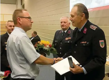  ?? FOTOS (): ANDREAS BAYER ?? Hans Joachim Ahnert (rechts) wurde von Mirko Kolz für  Jahre in der Feuerwehr mit dem Großen Brandschut­zehrenzeic­hen ausgezeich­net.