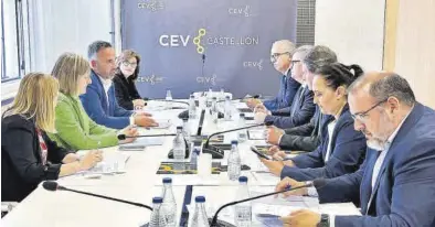  ?? MEDITERRÁN­EO ?? El cabeza de lista del PSPV por Castellón, Rafa Simó, durante la reunión con representa­ntes de CEV Castellón.