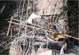  ?? FOTO COLPRENSA ?? Imagen del desplome del puente Chirajara en la vía Bogotá Villavicen­cio.