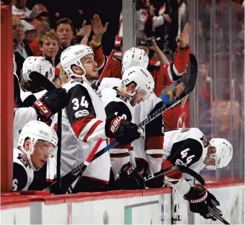  ?? PHOTO AFP ?? Les Coyotes de l’Arizona se sont inclinés au compte de 4-3 face aux Devils, hier.