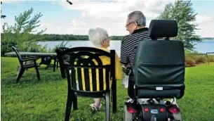  ?? BRUCE DEACHMAN/OTTAWA CITIZEN ?? Yvette and Jean-Paul Lapalme enjoy sitting by the Ottawa River, watching boats go by.