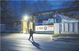  ?? AFP ?? A man walks next the gate of the IK-3 penal colony where jailed Kremlin critic Alexei Navalny was reportedly transferre­d in the city of Vladimir on Monday.