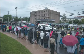  ??  ?? Des milliers de personnes se sont massées le long de la route empruntée par le cortège funèbre, samedi. - La Presse canadienne: Darren Calabrese