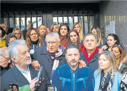  ??  ?? El regreso. Gioja regresó a la sede del Consejo Nacional Justiciali­sta aunque no pudo ocuparla.