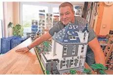  ?? ARCHIV-FOTO: JÖRG KNAPPE ?? Der Grevenbroi­cher Berufsschu­llehrer Marc Hahn hat sein Wohnhaus komplett aus Lego nachgebaut.